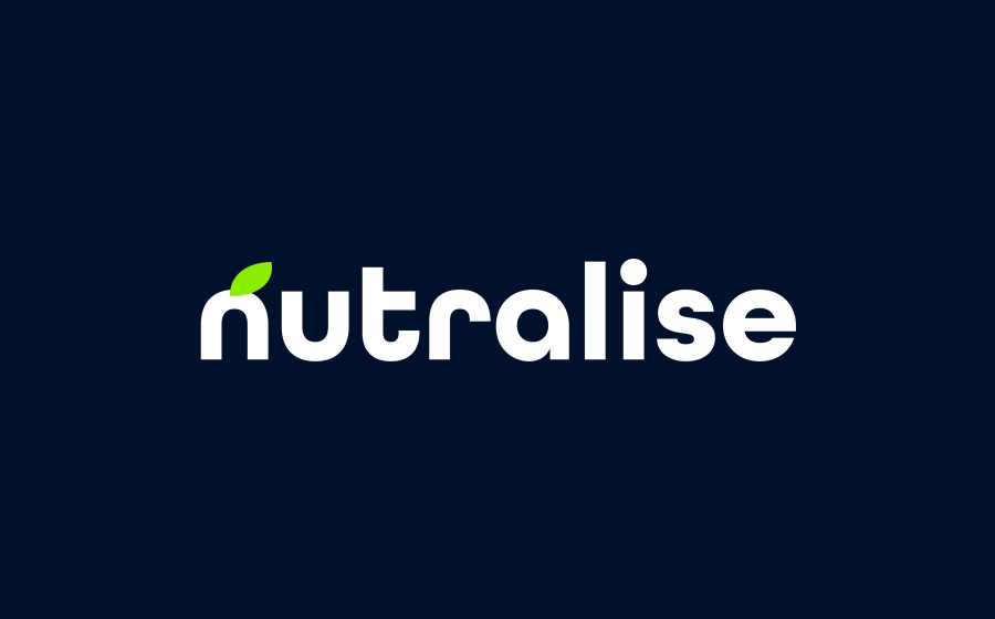 Logotipo Nutralise na versão branca com a folha verde, sobre fundo azul-marinho