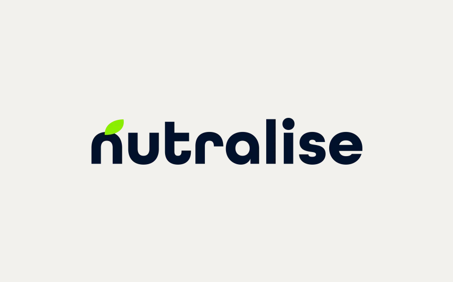 Logotipo Nutralise na versão principal, em azul-marinho com a folha verde, sobre fundo claro