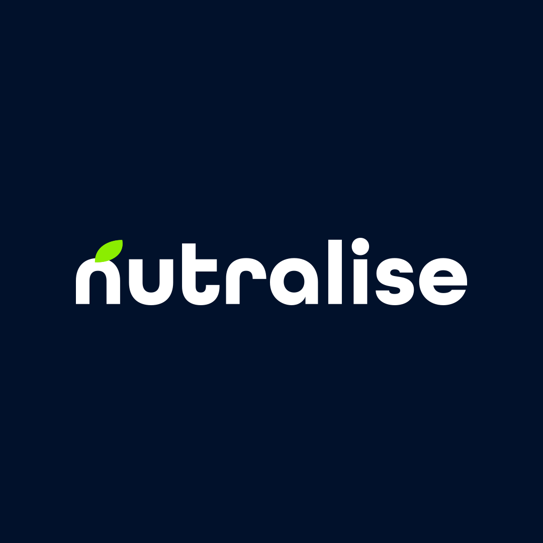 Logotipo Nutralise branco sobre fundo quadrado azul-marinho